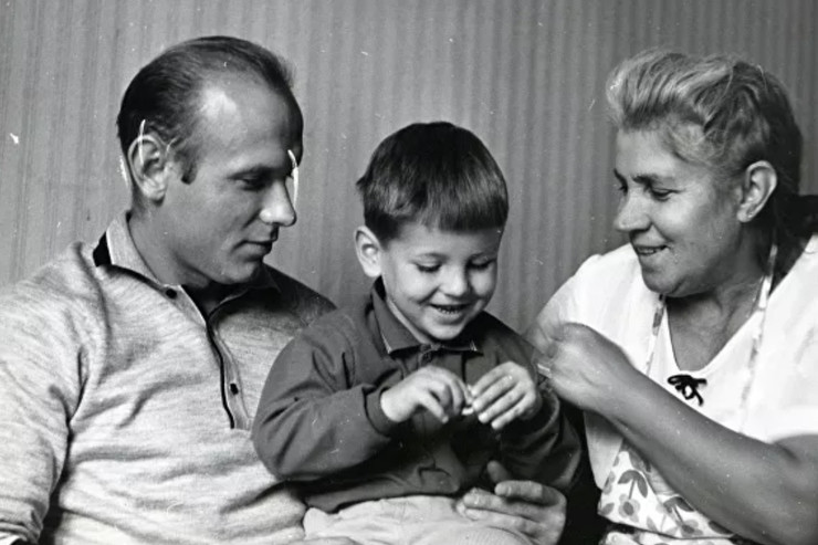 Стрельцов с женой и ребёнком